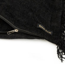 Afbeelding in Gallery-weergave laden, Kussenhoes 'Oh My Gee' - Zwart Fluweel - 35x100 cm
