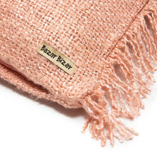 Afbeelding in Gallery-weergave laden, Kussenhoes 'Oh My Gee' - Zalmroze - 40x40 cm