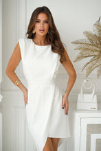 Afbeelding in Gallery-weergave laden, Getailleerde elegante jurk met asymmetrische rok en open rug