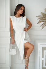 Afbeelding in Gallery-weergave laden, Getailleerde elegante jurk met asymmetrische rok en open rug