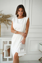 Afbeelding in Gallery-weergave laden, Getailleerde elegante jurk met asymmetrische rok en open rug