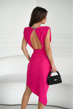 Afbeelding in Gallery-weergave laden, Getailleerde elegante jurk met asymmetrische rok en open rug
