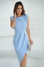 Afbeelding in Gallery-weergave laden, Getailleerde elegante jurk met asymmetrische rok en open rug
