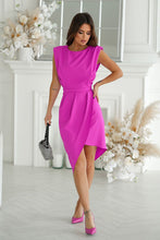 Afbeelding in Gallery-weergave laden, Getailleerde elegante jurk met asymmetrische rok en open rug