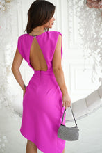 Afbeelding in Gallery-weergave laden, Getailleerde elegante jurk met asymmetrische rok en open rug
