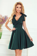 Afbeelding in Gallery-weergave laden, Jurk met enveloppehals en strikjes op de schouders - Bosgroen en Poeder roze