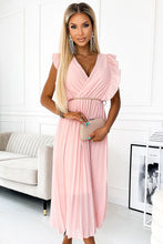 Afbeelding in Gallery-weergave laden, Geplooide chiffon jurk met ruches en gouden ketting - Perzik kleur