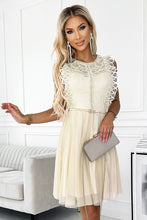 Afbeelding in Gallery-weergave laden, Jurk met kant en gouden riem