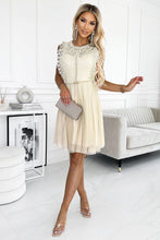 Afbeelding in Gallery-weergave laden, Jurk met kant en gouden riem