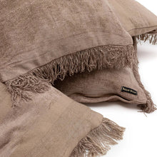 Afbeelding in Gallery-weergave laden, Kussenhoes 'Oh My Gee' - Concrete Velvet - Bruin - 60x60 cm