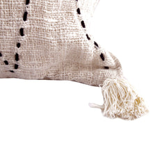 Afbeelding in Gallery-weergave laden, Linnen Pom Pom Kussen 60*60 cm